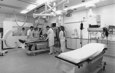 826955 Afbeelding van de behandeling van een patiënt in de nieuwe crashroom op de ongevallen- en eerste hulppost van ...
